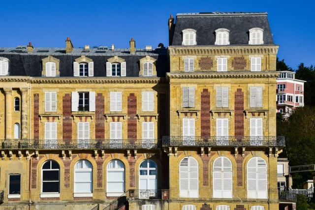 Immeuble aux volets fermés Façade d'immeuble ancien aux volets clos